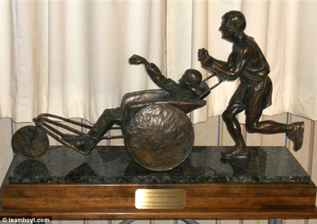 Statuette de l'artiste texan Mike Tabor en hommage a Dick and Rick Hoyt